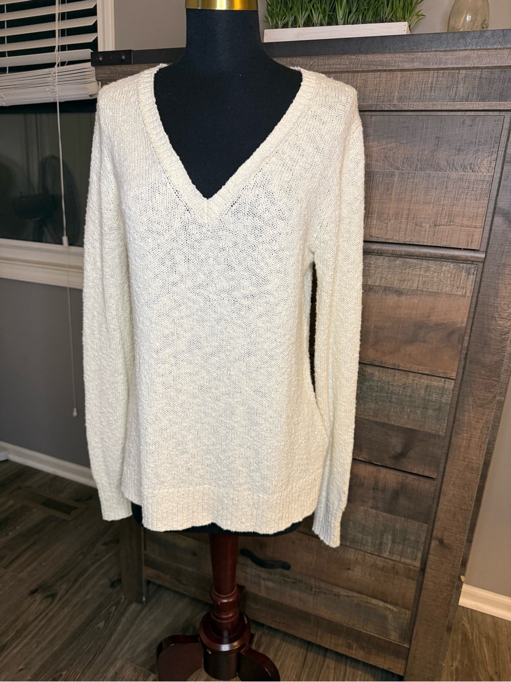 J.Crew Women’s Cream Bouclé V-Neck Sweater Size Small Cozy Knit Pullover